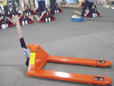 Polyurethane wheels applied on manual pallet jack 